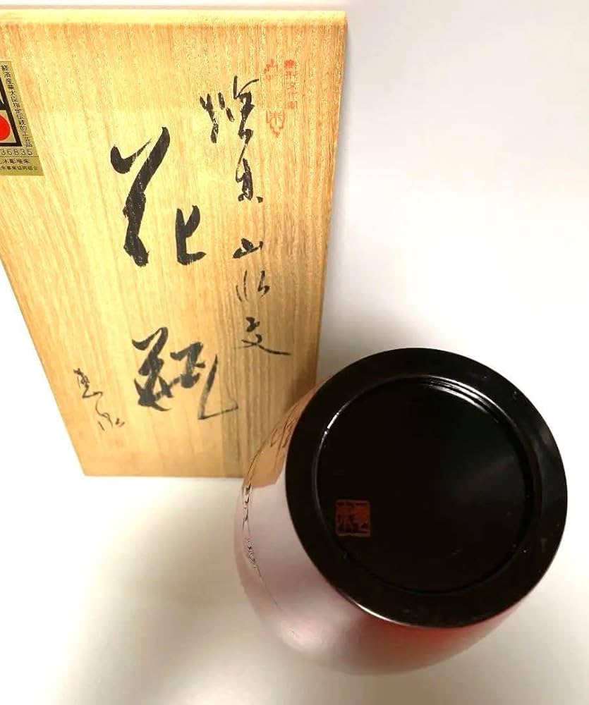 無形文化財　村上堆朱　花瓶　板垣　恵佐夫　レア Amazon.co.jp: 無形文化財 村上堆朱 花瓶 板垣 恵佐夫 レア : ホビー
